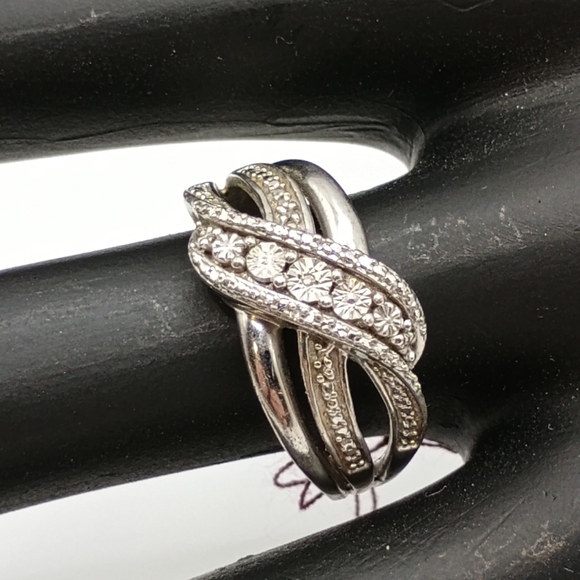 Elegant Sterling Silver Floral Ring - Picture 1 of 8